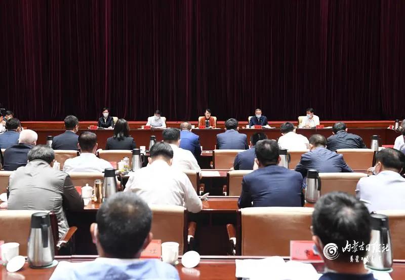 王莉霞主席主持召開自治區(qū)民營(yíng)企業(yè)座談會(huì)，周勇會(huì)長(zhǎng)作專題匯報(bào)